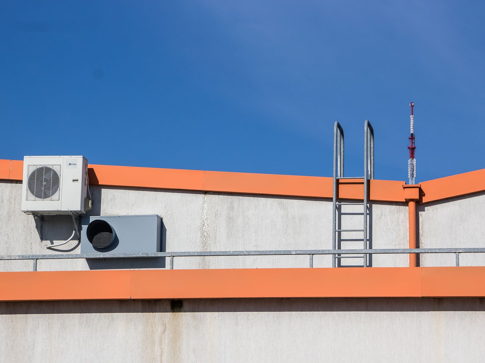 Condensing unit on the roof edge of a commercial building